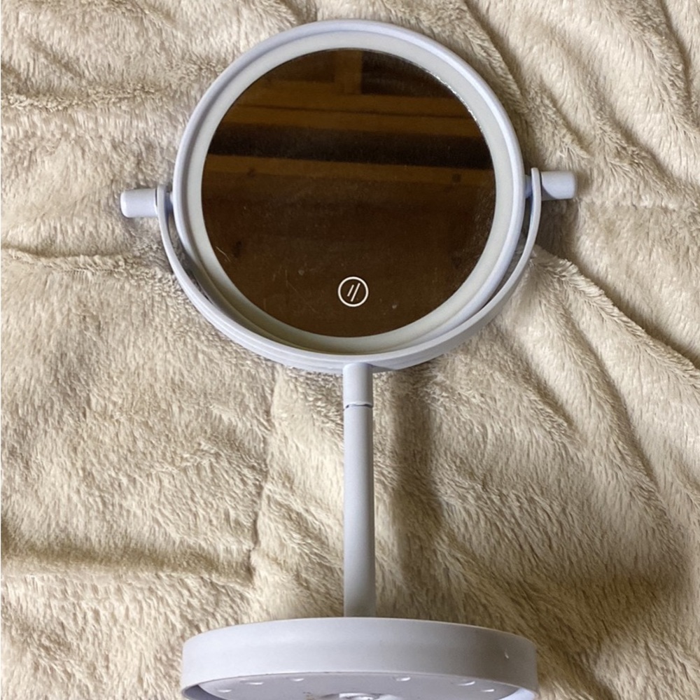 Light up vanity mirror